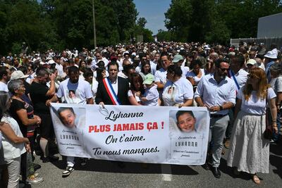 (De izquierda a derecha) El padre de Lyhanna, Martial Bernard, el alcalde de Fleurance, Gregory Bobbato, y la madre, Charly Rameau, participan en una marcha silenciosa en homenaje a Lyhanna, una niña de 11 años encontrada muerta el 4 de junio tras haber sido reportada como desaparecida desde el 29 de mayo, en Fleurance, suroeste de Francia. La indignación se ha desatado en Francia tras revelarse que el principal sospechoso, Jerome B., 41, había sido acusado repetidamente de abusar sexualmente de menores, pero no se tomaron medidas