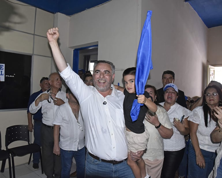  Ever Villalba y su equipo en la inscripción de su candidatura. 