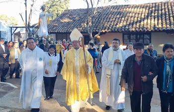 Cinco personas en ceremonias religiosas, incluido un hombre con vestimenta dorada y báculo, rodeados de fieles atentos.