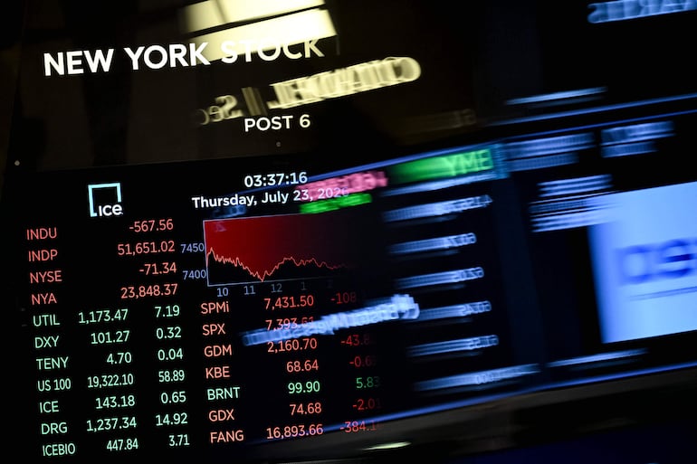 Las pantallas digitales muestran las cifras de negociación en el parqué de la Bolsa de Nueva York