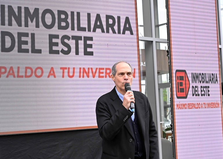 Jorge Mendelzon, director de Penta S.A., durante la inauguración de la nueva casa central de Inmobiliaria del Este.