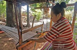 La artesana Máxima Samaniego en plena confección de la frazada de trapo.