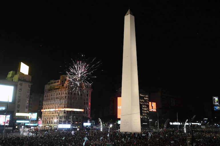 Aficionados celebran la victoria de Argentina sobre Inglaterra en el partido de semifinales de la Copa Mundial de la FIFA 2026, en el Obelisco de Buenos Aires, el 15 de julio de 2026.