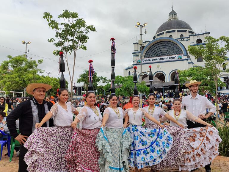 La academia de danza Neike Paraguay visitó la basílica de Caacupé.