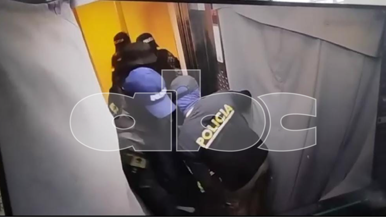Imágenes de circuito cerrado muestran cómo una banda de criminales, con uniforme policial, ingresó a un edificio sobre la avenida Boggiani para un millonario asalto.