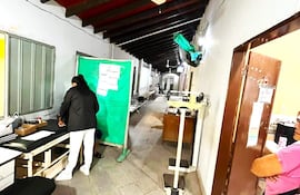 La demora en la culminación de las obras obliga a que los pacientes sean atendidos en los pasillos del Centro de Salud.