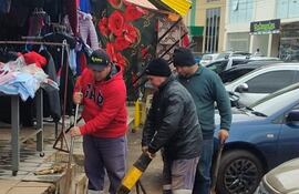 Funcionarios de la Essap proceden al corte del suministro de agua potable en la línea internacional.