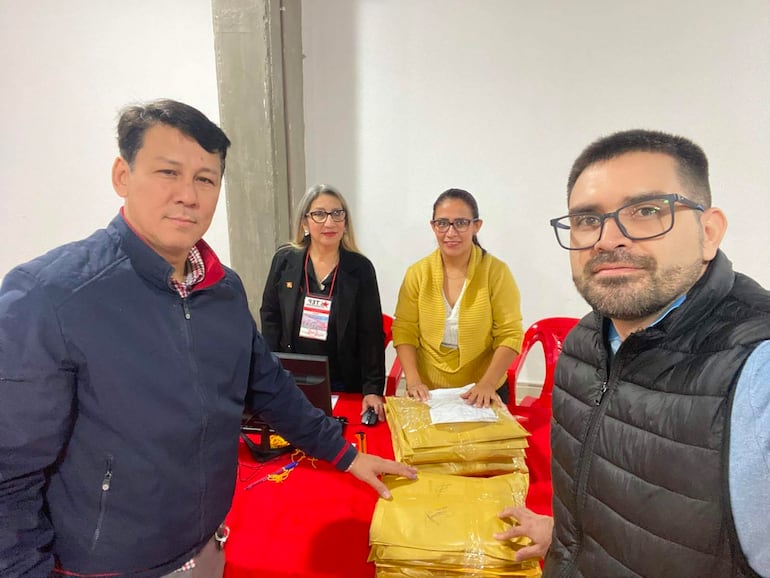 De izquierda a derecha los delegados electorales  de la lista 2N-HC, Norman Alfredo Chung Meza y de la lista 2A -JCB, José Giménez , ya entregaron los elementos electorales a la Junta de Gobierno.