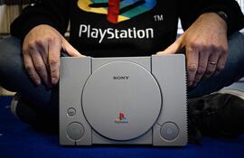 Cyril, un coleccionista francés de PlayStation, posa con una PlayStation 1 en su casa en Vraiville, el 20 de noviembre de 2024. El gigante japonés de la electrónica Sony se prepara para celebrar los 30 años desde el lanzamiento de la consola PlayStation, la pequeña caja gris que catapultó a la empresa a la élite de los videojuegos.