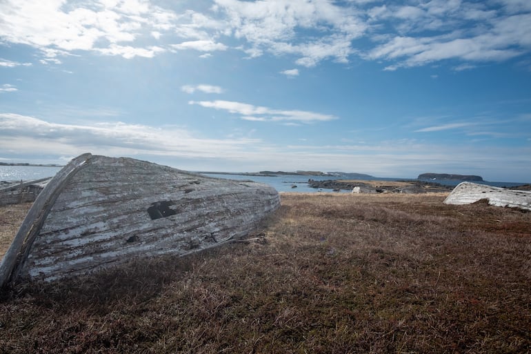 Un paisaje costero con viejos barcos de madera en L'Anse aux Meadows en Terranova, Canadá.