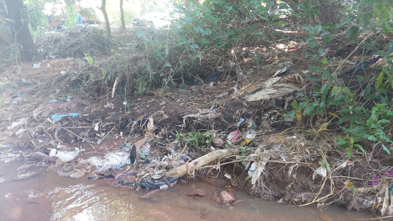 En este punto del arroyo Tayuasapé fue encontrada ayer la remera de Tobías Suárez.
