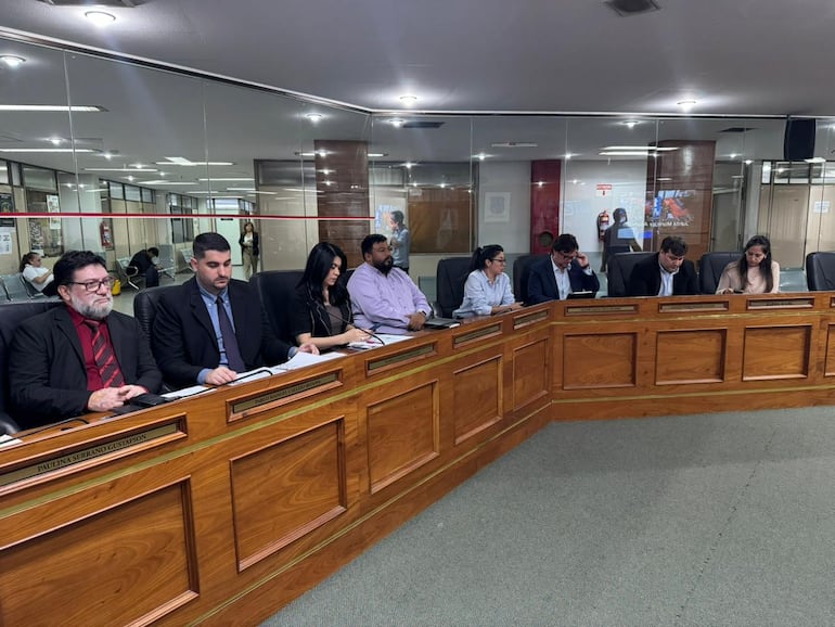 Miembros del Gabinete de Luis Bello (ANR-HC), ante la comisión de Hacienda de la Junta Municipal de Asunción.