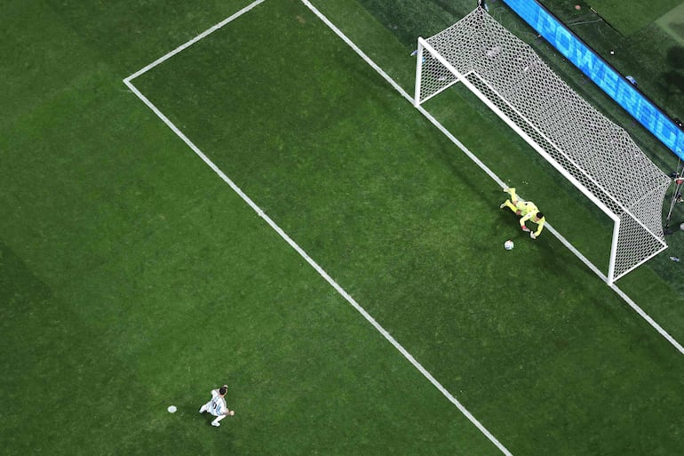 Mostafa Shoubir tapa el penal lanzado por Lionel Messi.