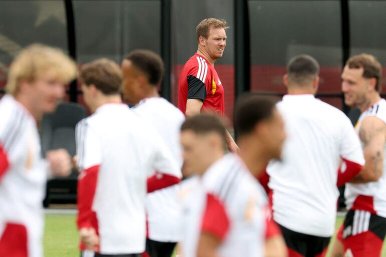 Julian Nagelsmann, director técnico de Alemania, observa durante una sesión de entrenamiento de la selección de Alemania un día antes del partido de los dieciseisavos de final de la Copa Mundial de la FIFA 2026 entre Alemania y Paraguay en la Winston-Salem State University.