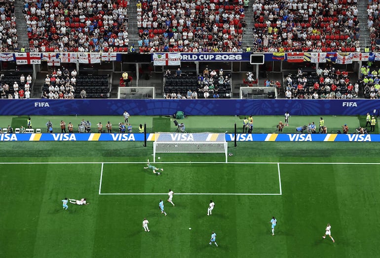 Remate potente y dentro. Brian Cipenga anotó al palo del arquero Jordan Pickford.