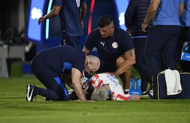 El delantero de la selección paraguaya, Julio Enciso atendido por los médicos, tras la lesión que le impidió continuar en el amistoso ante Nicaragua.