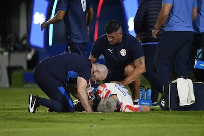 El delantero de la selección paraguaya, Julio Enciso atendido por los médicos, tras la lesión que le impidió continuar en el amistoso ante Nicaragua.