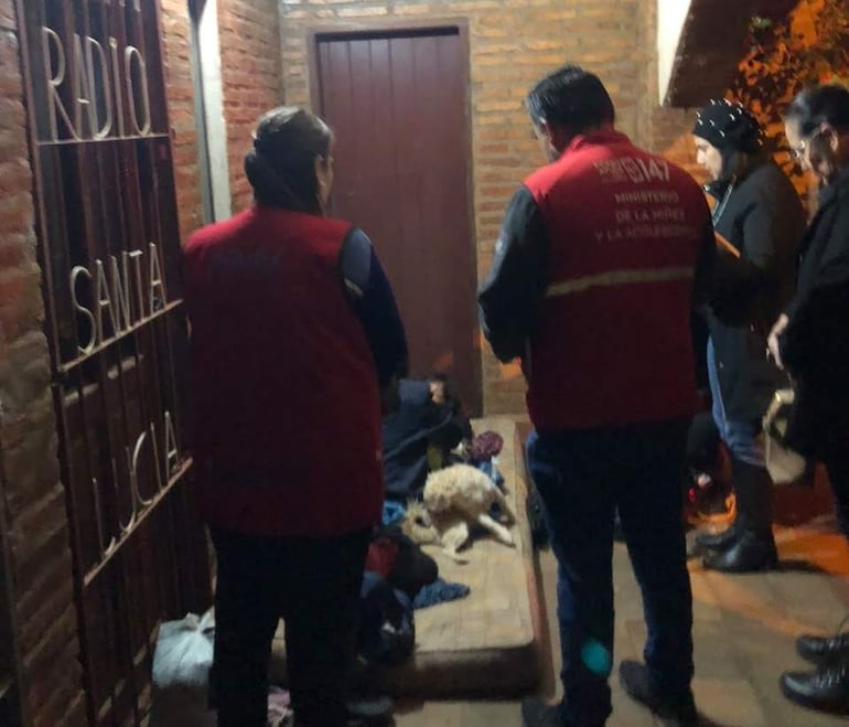 Operativo interinstitucional rescató a ocho niños indígenas en situación de calle en Villarrica.
