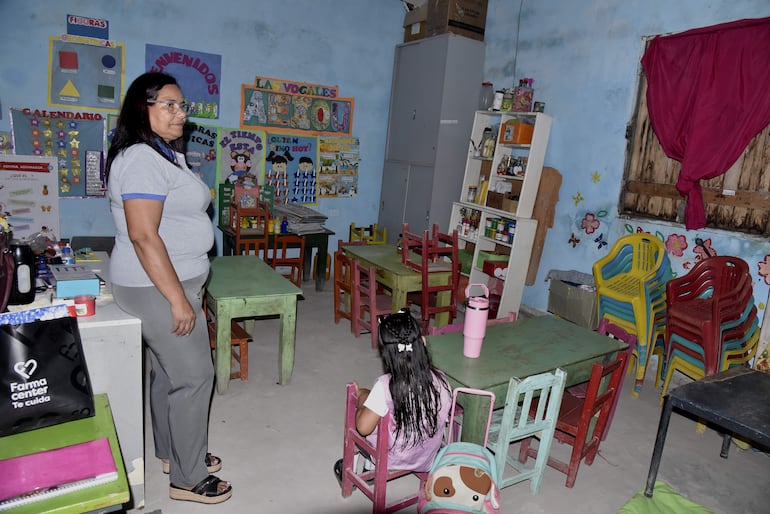 Con las paredes llenas de humedad, muebles viejos y sin piso estudian los niños de la escuela anexa Belén.