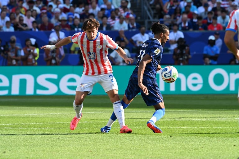 Olise no tuvo chances de imponerse ante la férrea marca de los paraguayos. Aquí se enfrenta a Matías Galarza que volvió a tener un gran partido.