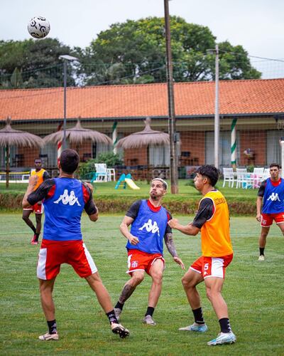 JOjos bien abiertos de Jorge Darío Mendoza (centro, 35 años), durante un entrenamiento desarrollado en el Puma Resort, donde cumple la pretemporada Ameliano, motivo por el cual los rojos concentran en otro establecimiento de la ciudad.