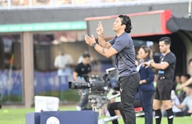 El entrenador de Libertad, Nelson Haedo Valdez (42 años), dando indicaciones durante el clásico "blanco y negro" ante Olimpia.