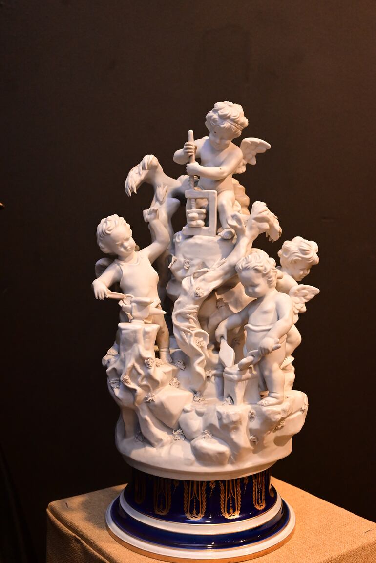 Taller de amorcillos en porcelana de Sevres, Francia, comienzos del siglo XX. Los puttis o amorcillos tratan de atrapar corazones por la fuerza en distintas actividades metalúrgicas.