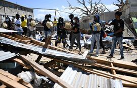 Más de 90.000 familias sin techo y 27 comunidades siguen aisladas en Jamaica por Melissa