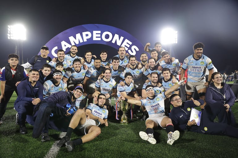 Jugadores, cuerpo técnico y aficionados del San José Rugby y Hockey Club festejando la obtención del torneo Apertura de la URP.