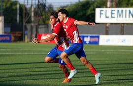 El zaguero de Atlético Colegiales, Antonio Paredes sale a festejar el tanto ganador, acompañado por Lucas López, quien asistió en la conquista. (@CopaParaguayAPF)