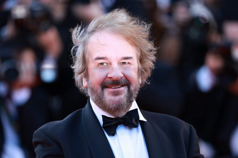 Peter Jackson llegó de esmoquin y moñito a la ceremonia inaugural del Cannes Film Festival 2026. EFE/EPA/CLEMENS BILAN
