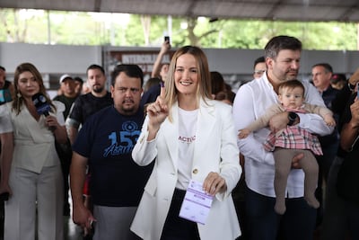 La candidata de la alianza Juntos por Asunción, Soledad Núñez, vota este domingo, durante las elecciones municipales. EFE/ Juan Pablo Pino