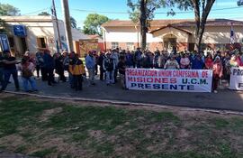 Campesinos se manifiestan frente a la Gobernación de Misiones exigiendo a la EBY la entrega de víveres comprometidos.