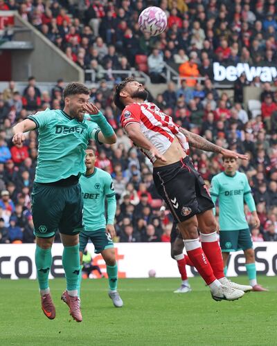 El zaguero paraguayo Omar Alderte extrema recursos para despejar el esférico en el partido que su equipo el Sunderland derrotó a Wolverhampton, por la octava ronda de la Premier League de Inglaterra.