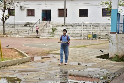 Una alumna del tercer grado de la escuela Juan Pedro Escalada, luego de bajar las escaleras y cruzar todo el patio a punto de ingresar a su sala de clases para almorzar.