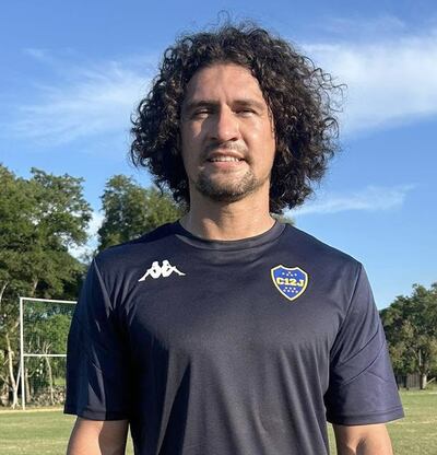 Blas Antonio Cáceres, con el atuendo de entrenamiento de su nuevo club, el 12 de Junio de Villa Hayes.