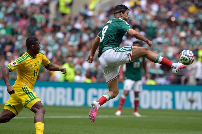 El delantero de México #09 Raúl Jiménez salta por el balón durante el partido de fútbol del Grupo A de la Copa del Mundo 2026 entre México y Sudáfrica en el Estadio de la Ciudad de México.