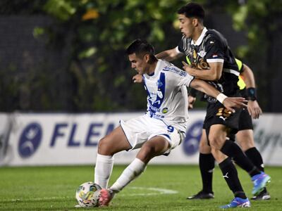 Cristhian Ocampos (i), jugador de Sportivo Ameliano, domina el balón en un partido frente a Libertad por la sexta fecha del torneo Clausura 2024 del fútbol paraguayo en el estadio Martín Torres, en Asunción, Paraguay.