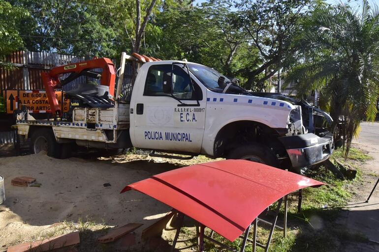 Grúa de la PMT están sobre tacos y desarmada. Menos del 50% de los vehículos de la institución están en funcinamiento.