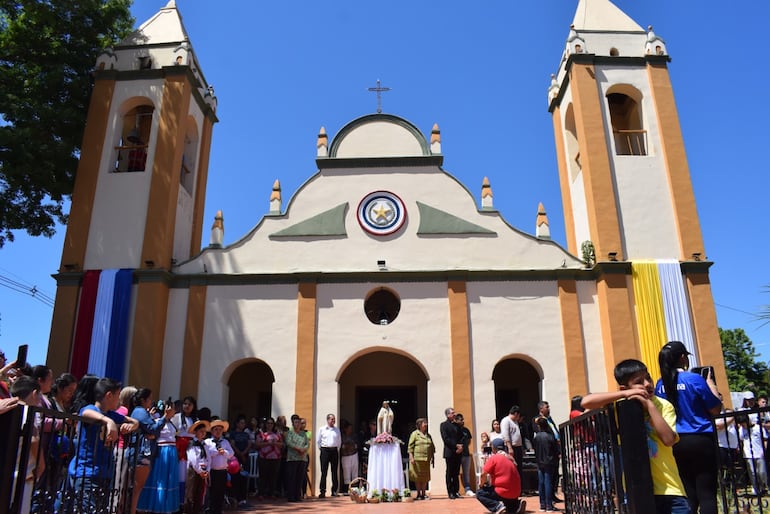 La compañía Valle Pucú de Areguá está de fiesta y mañana 24 de septiembre celebrará la festividad de la Virgen de las Mercedes. En el marco de los festejos patronales hoy se realizó luego de dos años, el tradicional desfile estudiantil bajo el lema “celebra la vida”. También, por primera vez la comunidad parroquial hará la procesión aérea de la imagen de la protectora.