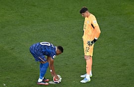 El delantero de Francia Kylian Mbappé coloca el balón en el punto de penalti junto al guardameta de Paraguay Orlando Gill durante el partido de fútbol de los octavos de final de la Copa Mundial 2026 entre Paraguay y Francia en el Philadelphia Stadium en Filadelfia.