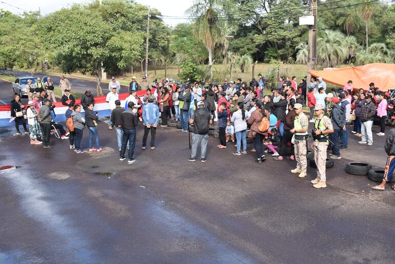 En Ayolas pobladores reclaman a Yacyretá trabajo y kits de víveres.