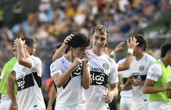 Celebración del joven volante ofensivo franjeado Eduardo Delmás (18 años), quien fue el encargado de abrir el marcador, en el triunfo ante Guaraní, en el "clásico más añejo".