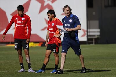 El entrenador de la selección chilena de fútbol (de azul), Ricardo Gareca, dirige el entrenamiento en el complejo deportivo Juan Pinto Durán.