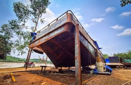 La balsa en construcción que operaría entre los puertos Irala (PY) y Libertad (ARG) sobre el río Paraná.