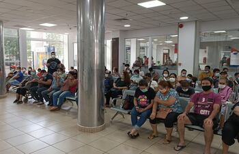 Pacientes esperaron desde las 05:00 de la mañana para ser atendidos, y recién a las 09:00 se les atendió.