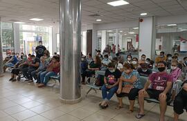 Pacientes esperaron desde las 05:00 de la mañana para ser atendidos, y recién a las 09:00 se les atendió.
