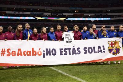 Los equipos femeninos del Barcelona de España y América de México muestran un mensaje de apoyo a la futbolista española Jennifer Hermoso, en el centro de una polémica por el comportamiento de Luis Rubiales, presidente de la Real Federación Española de Fútbol (RFEF) suspendido por la FIFA, durante la ceremonia de premiación del pasado Mundial femenino que resultó con España como campeona, antes del inicio de un partido amistoso entre Barcelona y América, hoy, en el Estadio Azteca de la Ciudad de México (México).
