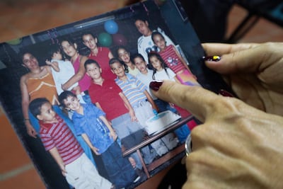 ACOMPAÑA CRÓNICA: COLOMBIA EEUU INMIGRACIÓN AME9777. BUCARAMANGA (COLOMBIA), 16/07/2026.- Mireya Chacón muestra una foto de su vecino Johan Sebastián Durán Guerrero, asesinado en Estados Unidos, este miércoles durante una entrevista con EFE en Bucaramanga (Colombia). Mientras la cuestionada y confusa operación de ICE que le costó la vida al joven colombiano es materia de investigación por la Policía de Maine, el Departamento de Seguridad Pública estatal y el FBI, su madre espera el regreso de sus restos a su ciudad natal. EFE/ Mario Caicedo