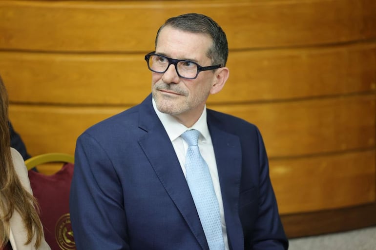 Dr. Gustavo Ayala (Médico e Investigador) residente en los Estados Unidos hace 30 años. Recibió un reconocimiento del Senado por su gran aporte a la medicina en la lucha contra el cáncer.